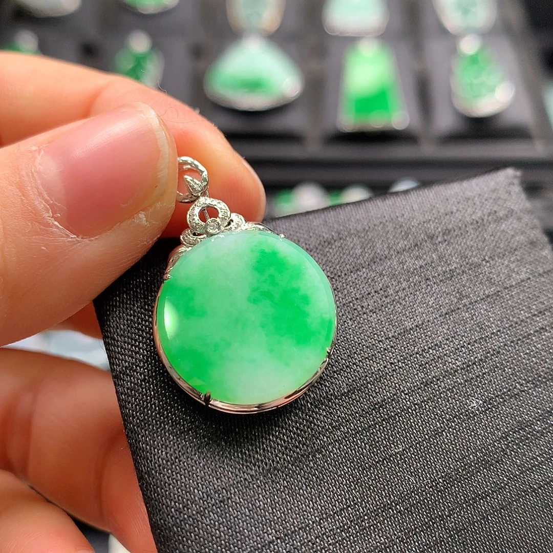 翡翠18K金镶嵌颈饰圆牌