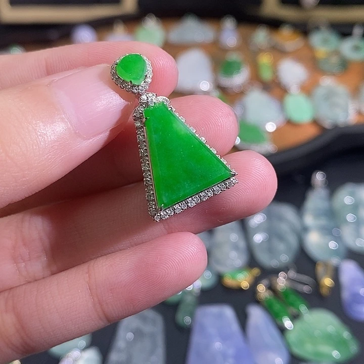 翡翠18K金镶嵌戒指正阳绿无事牌吊坠