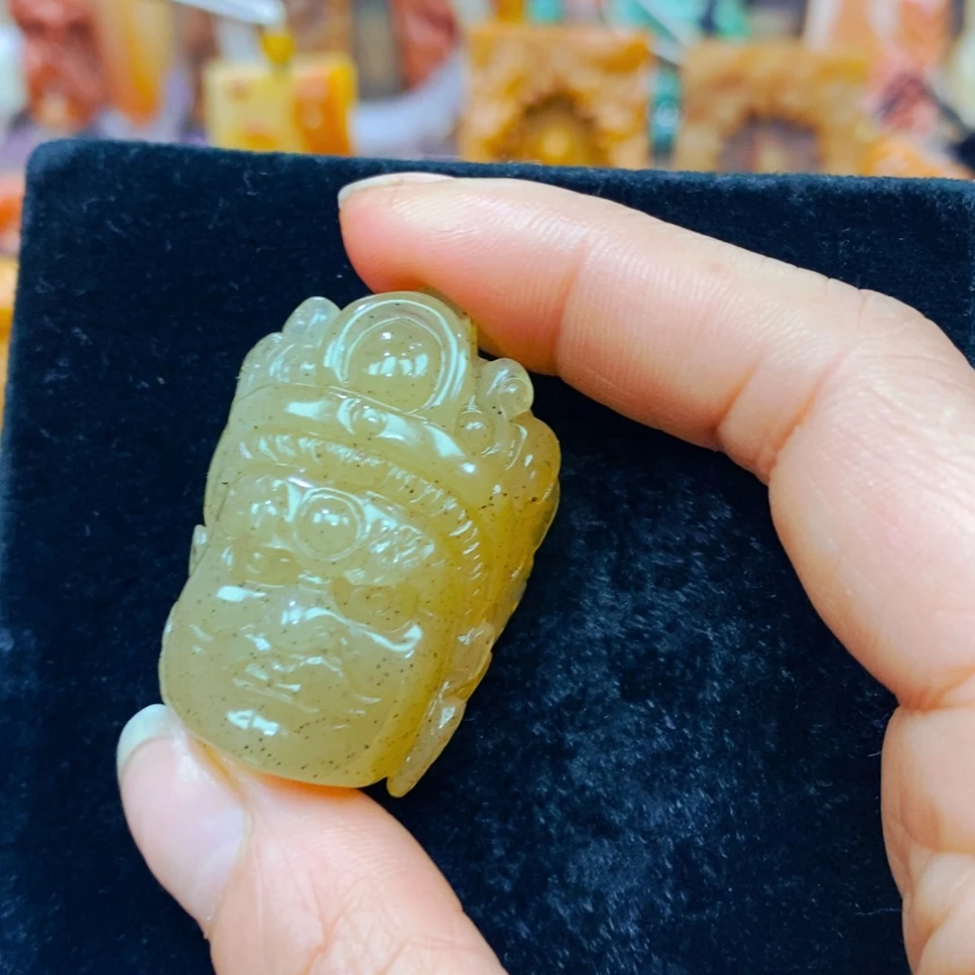 未镶嵌石英质玉（黄龙玉）颈饰