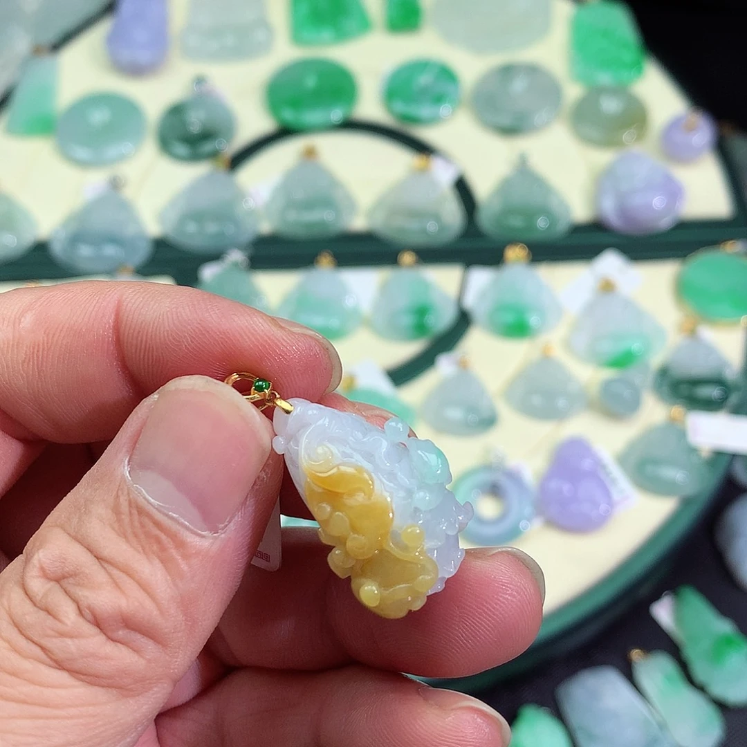 翡翠18K金镶嵌颈饰白菜吊坠