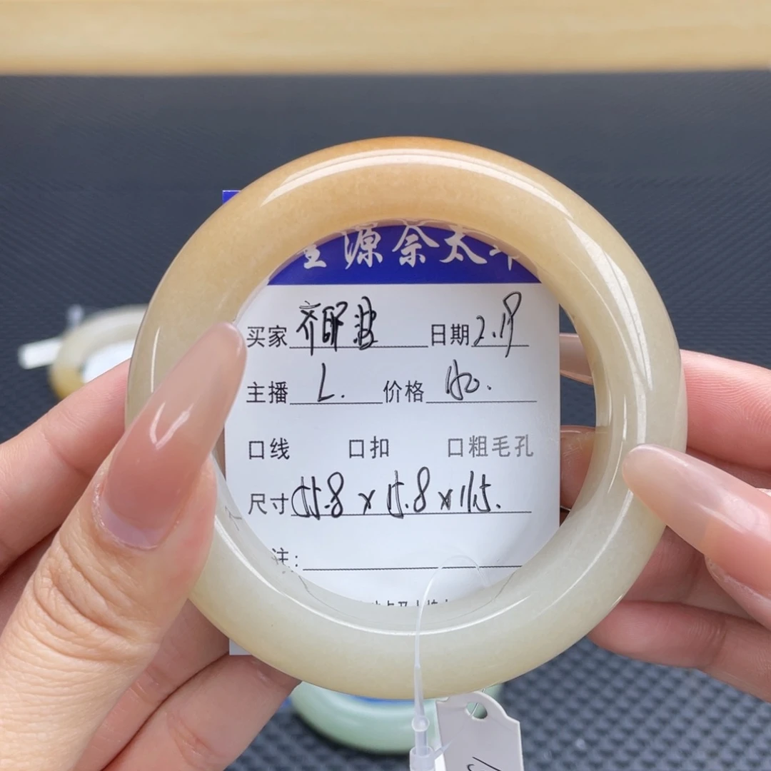 石英质玉手镯未镶嵌齐**?