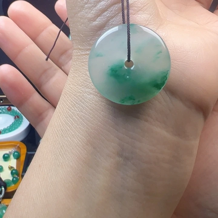 颈饰未镶嵌石英质玉