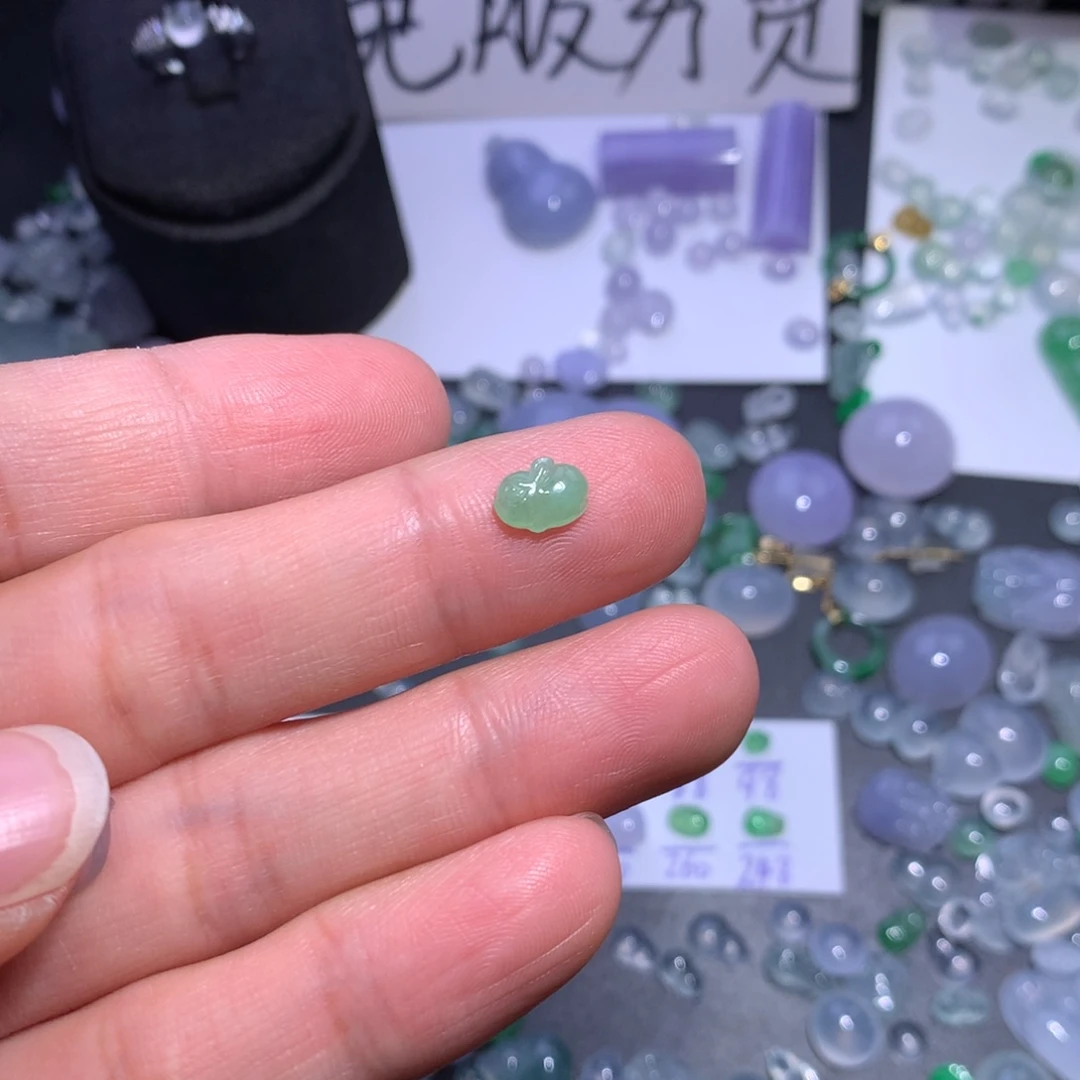 翡翠颈饰未镶嵌兔子