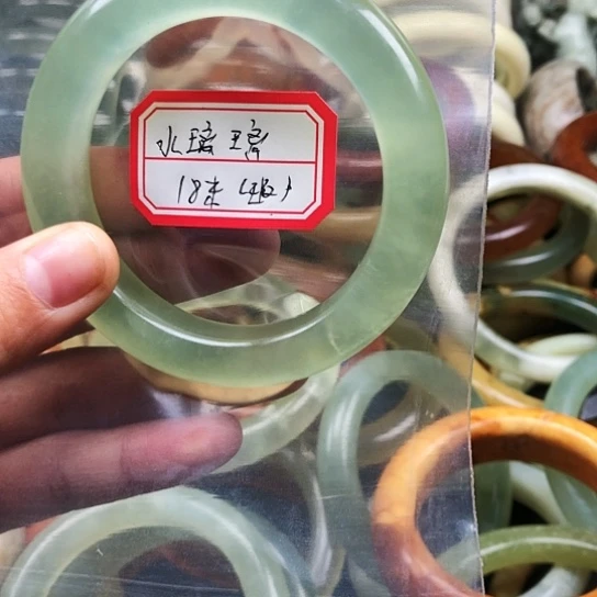 蛇纹石玉手镯未镶嵌?**璃