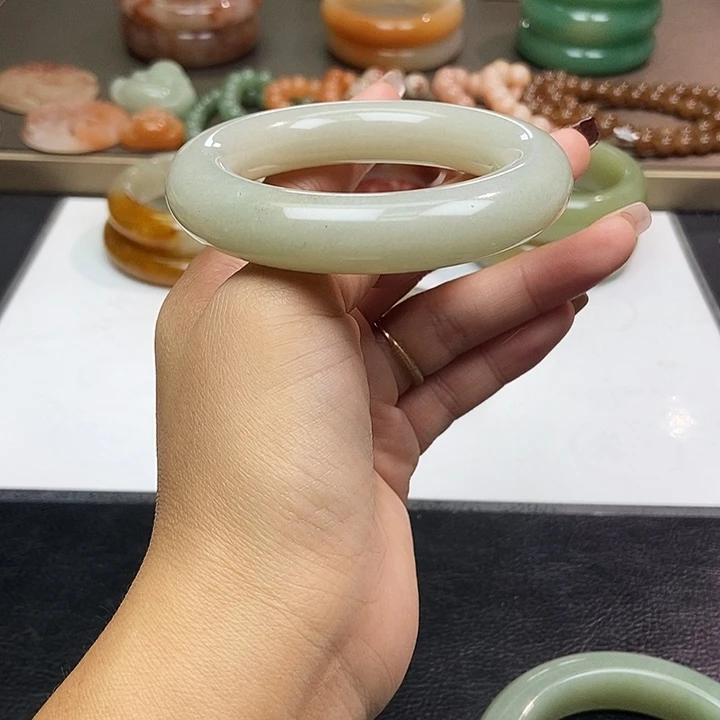 石英质玉手镯未镶嵌