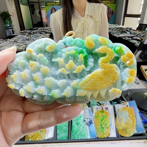 翡翠未镶嵌颈饰一个