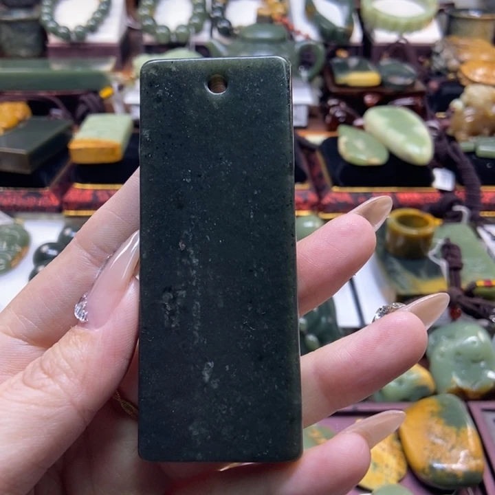 未镶嵌岫岩老玉（透闪石质玉）把件