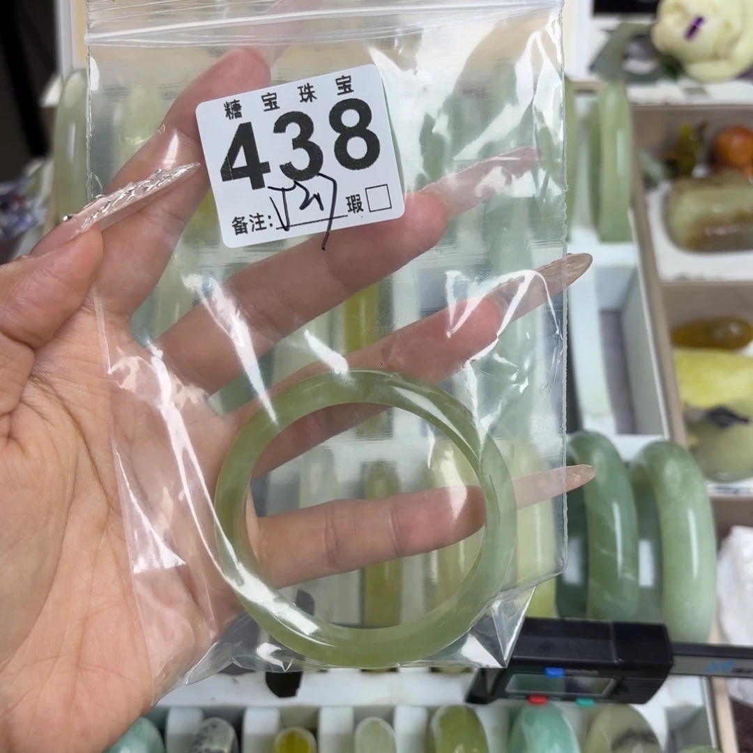 未镶嵌蛇纹石玉手镯荔**椰