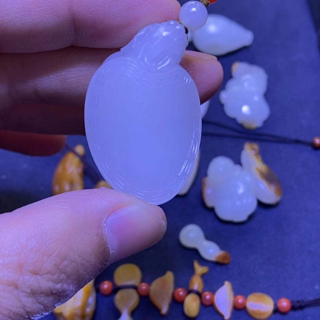 贪***当和田玉未镶嵌颈饰