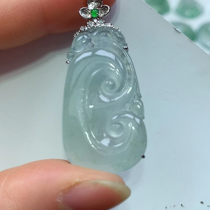 翡翠18K金镶嵌颈饰如意