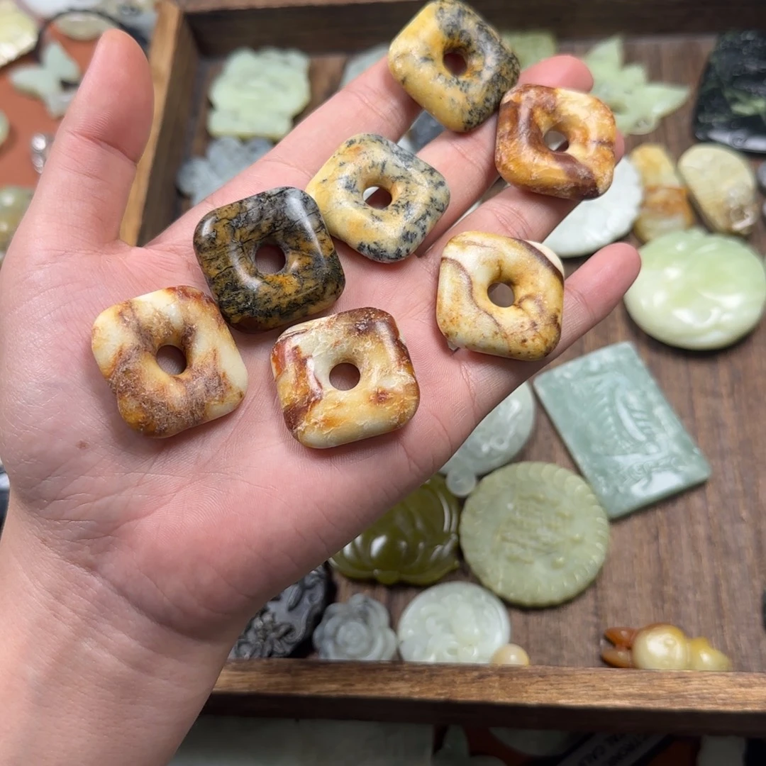 丘***南未镶嵌蛇纹石玉颈饰方口，瑕疵