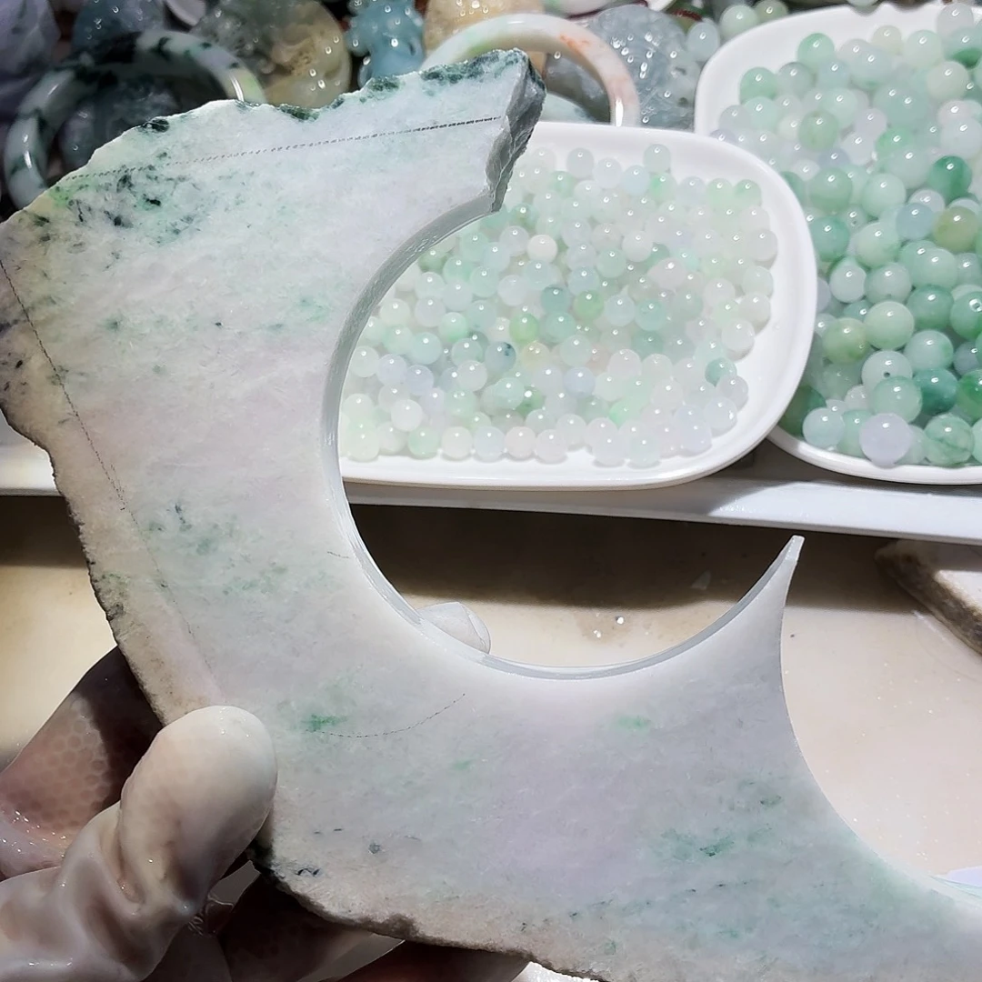 翡翠未镶嵌颈饰边角料