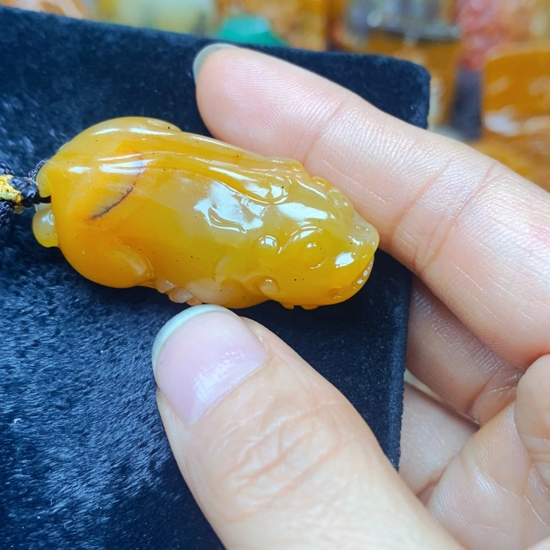 未镶嵌石英质玉（黄龙玉）颈饰