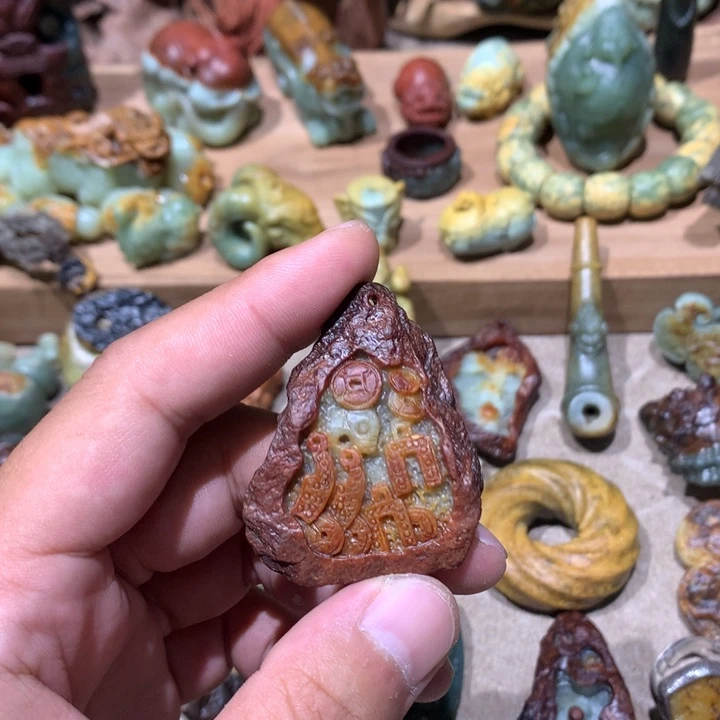 未镶嵌岫岩河磨玉（透闪石质玉）挂件