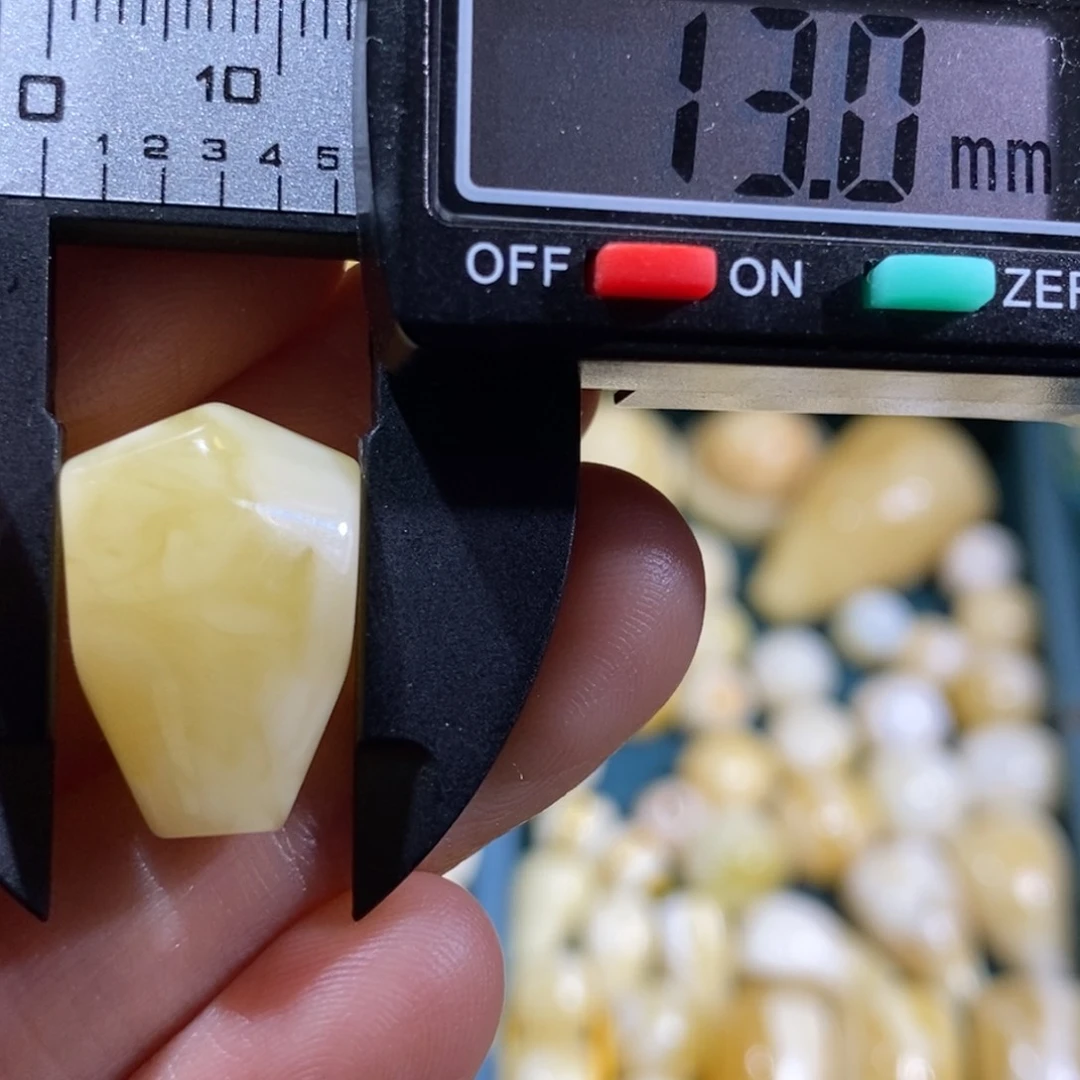 蜜蜡裸石未镶嵌配饰