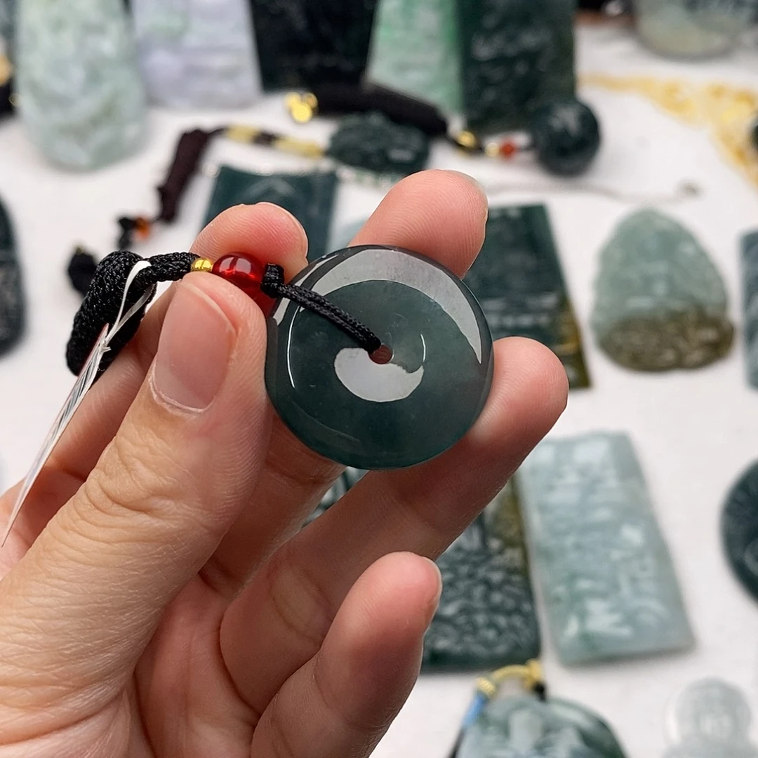 翡翠未镶嵌颈饰一