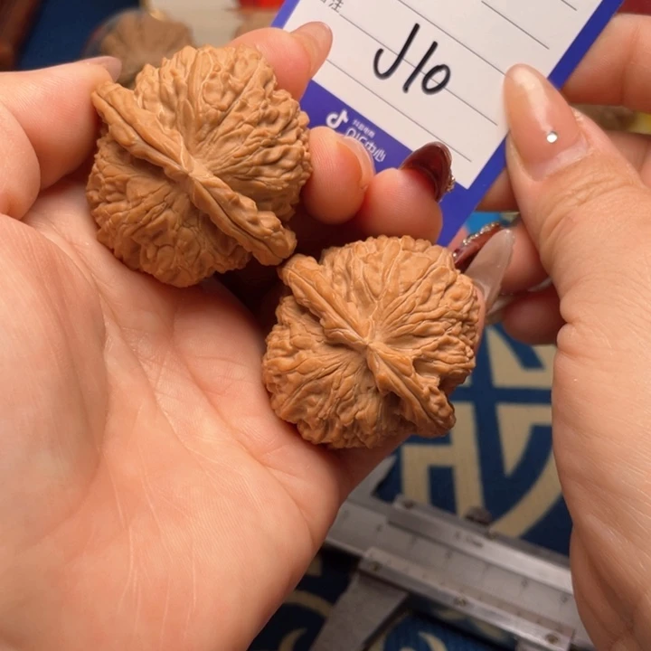 文玩核桃吊坠拨**日42白狮子，10