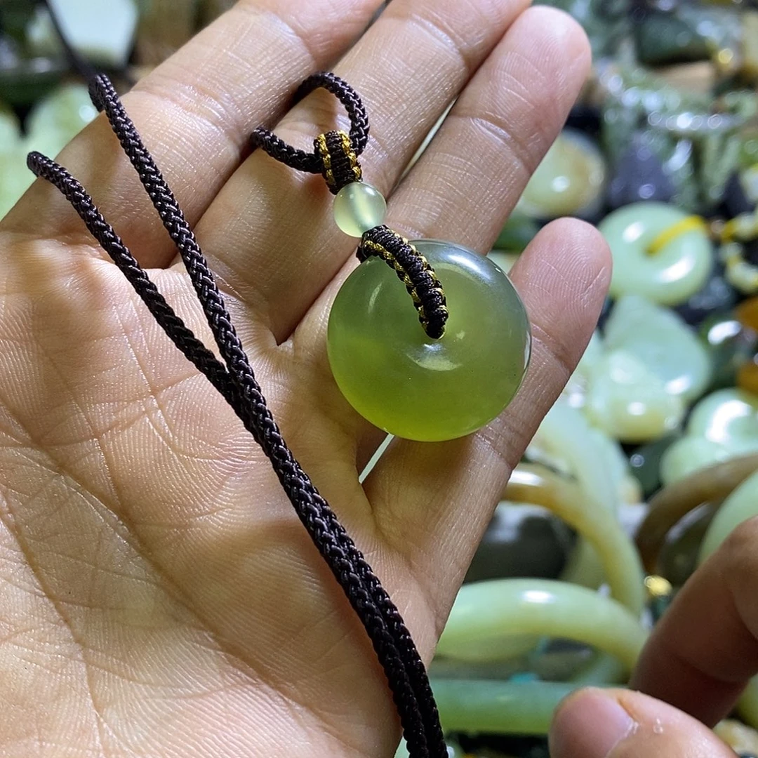 未镶嵌岫玉颈饰一个