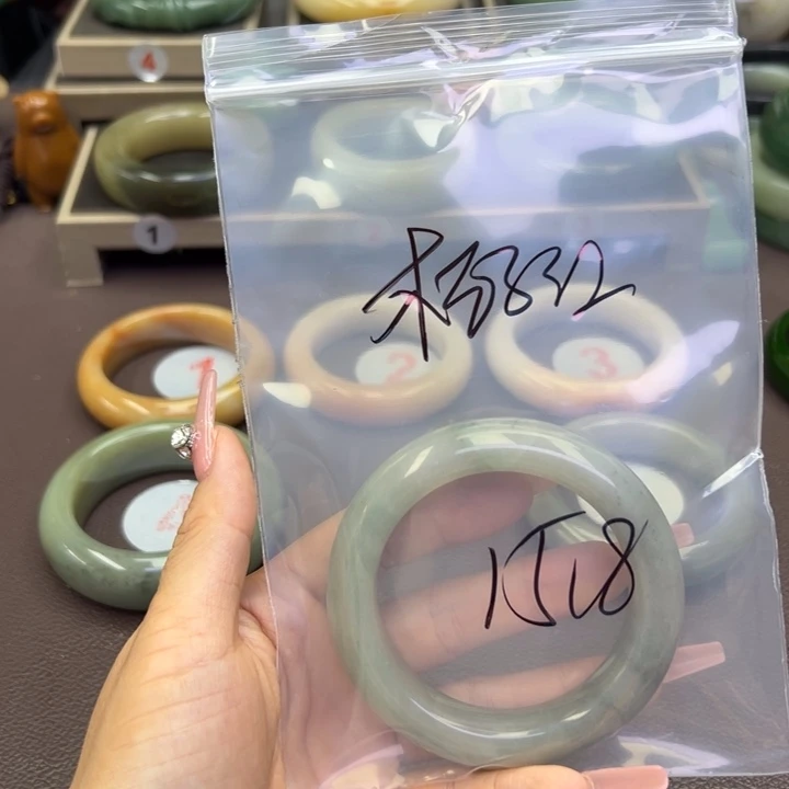 未镶嵌手镯石英岩玉桔*红