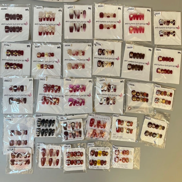 【新年款孤品】纯手工纯欲新年红色雪花钻球氛围感显白美甲穿戴甲