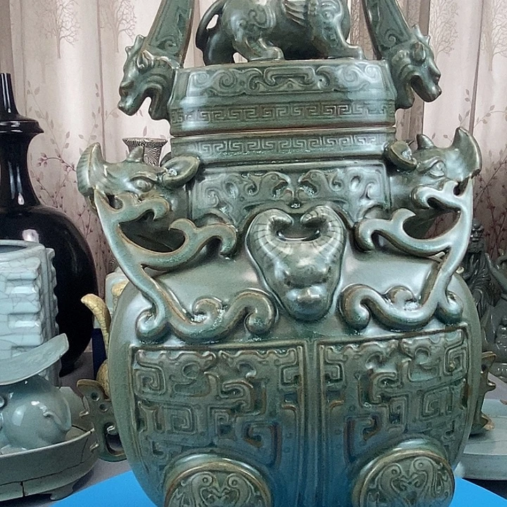 龙泉窑梅子青釉犀盖罐樽一件