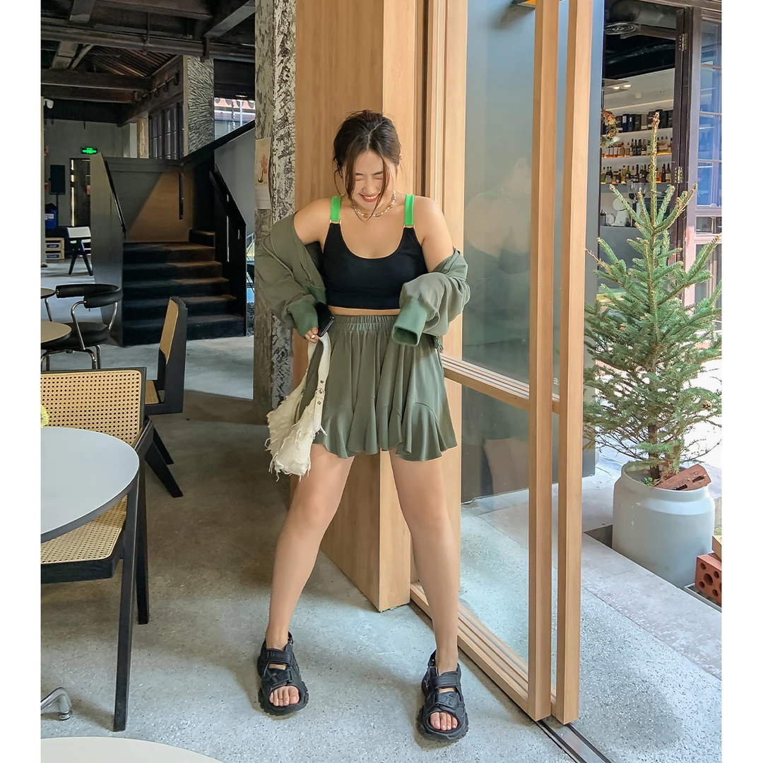 撞色肩带拼接小背心