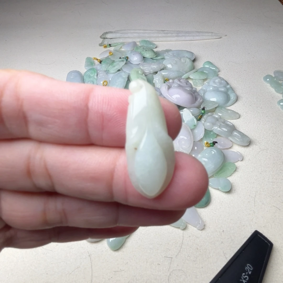 颈饰未镶嵌翡翠天然吊坠