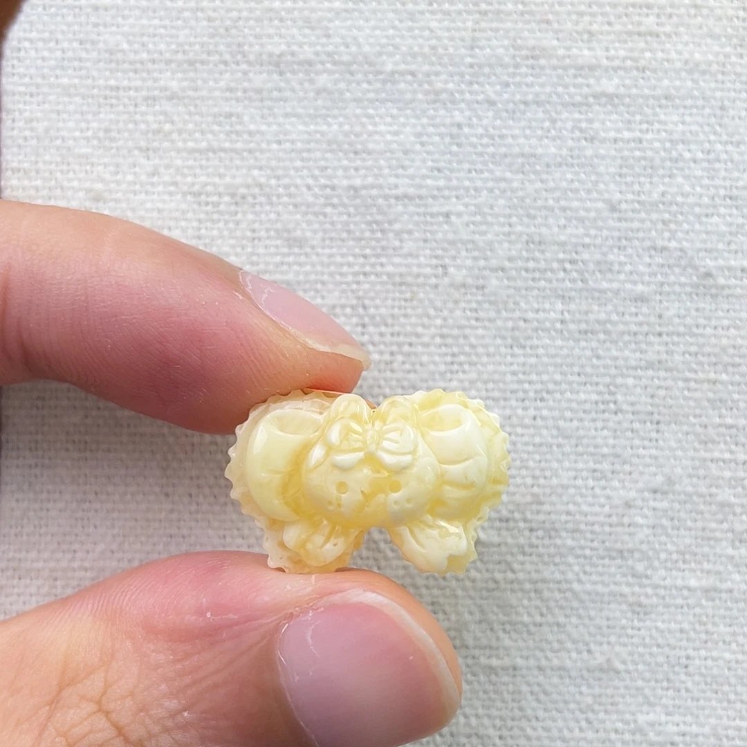 裸石琥珀未镶嵌兔子蝴蝶结