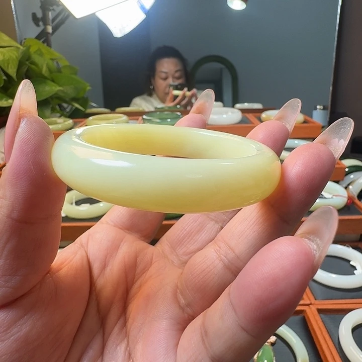 和田玉未镶嵌手镯