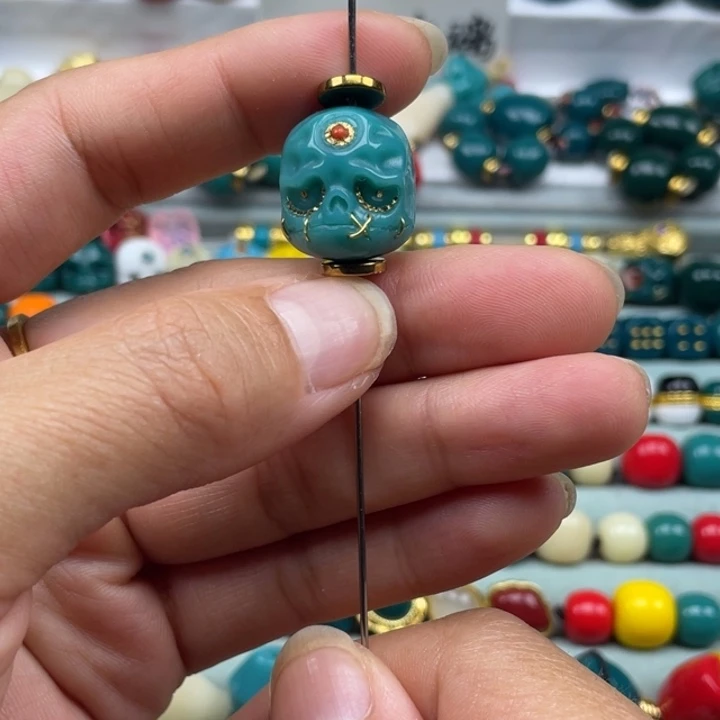 琉璃颈饰雪巴琉璃