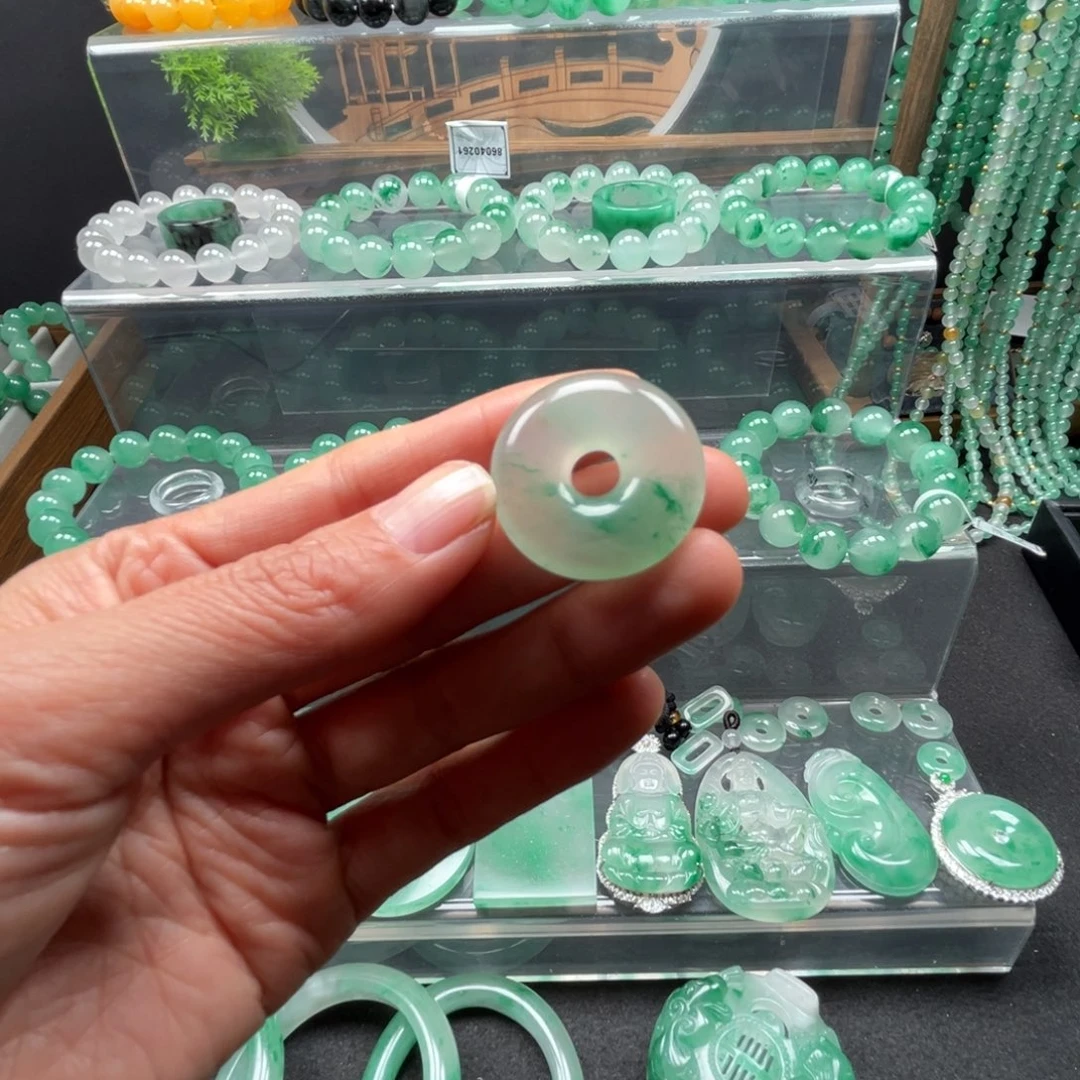 石英质玉（非洲翠）未镶嵌颈饰