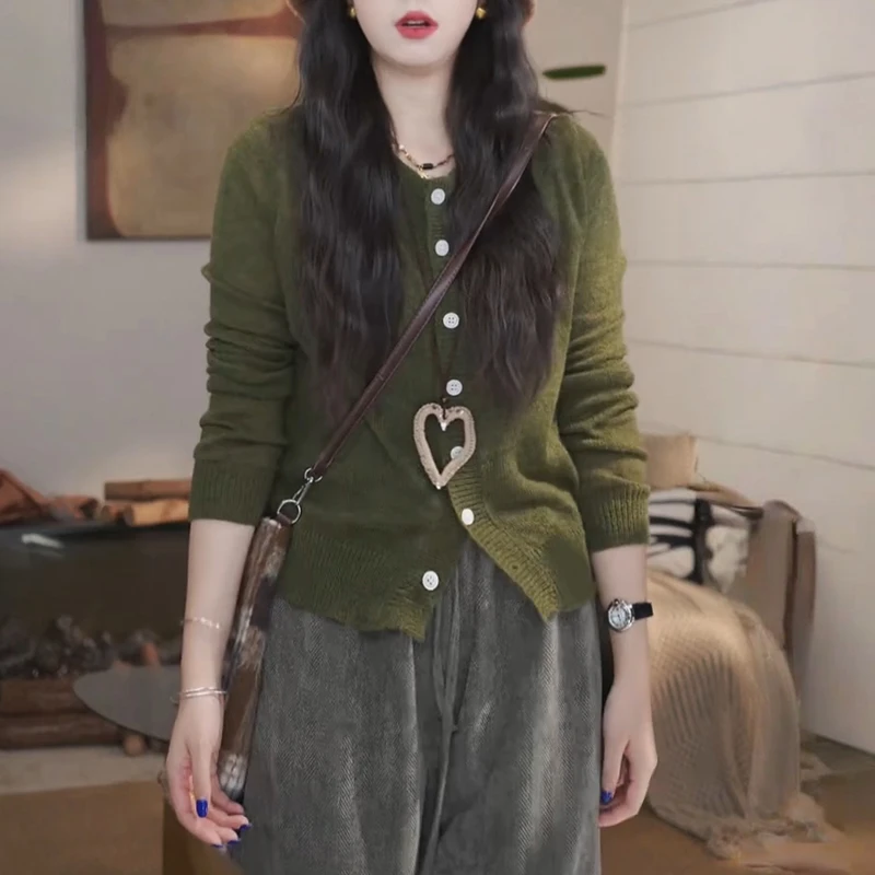 2025秋季新款圆领单排多扣设计感长袖针织衫女时尚减龄百搭衣服