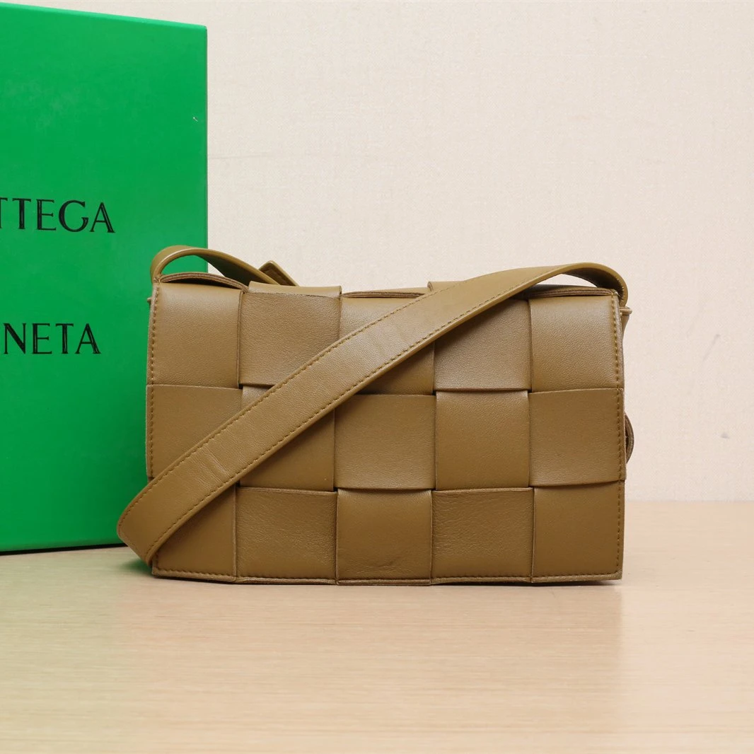 99新 BOTTEGA VENETA/葆蝶家 【娇Cassette23宽肩带皮革S 992482