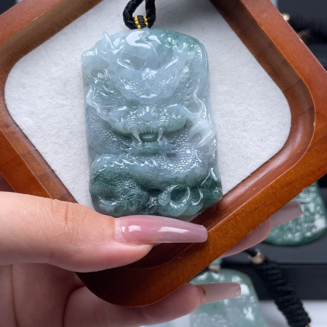 翡翠未镶嵌颈饰龙牌