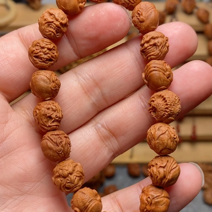 ?**?桃核雕刻生肖恶僧