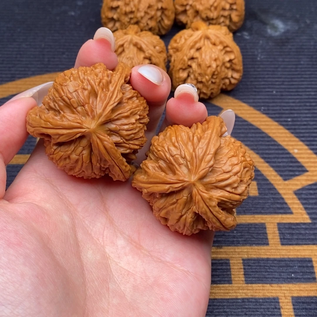 小***辩文玩核桃吊坠白狮子正奔