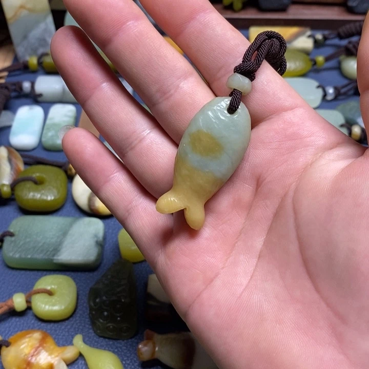 未镶嵌蛇纹石玉颈饰