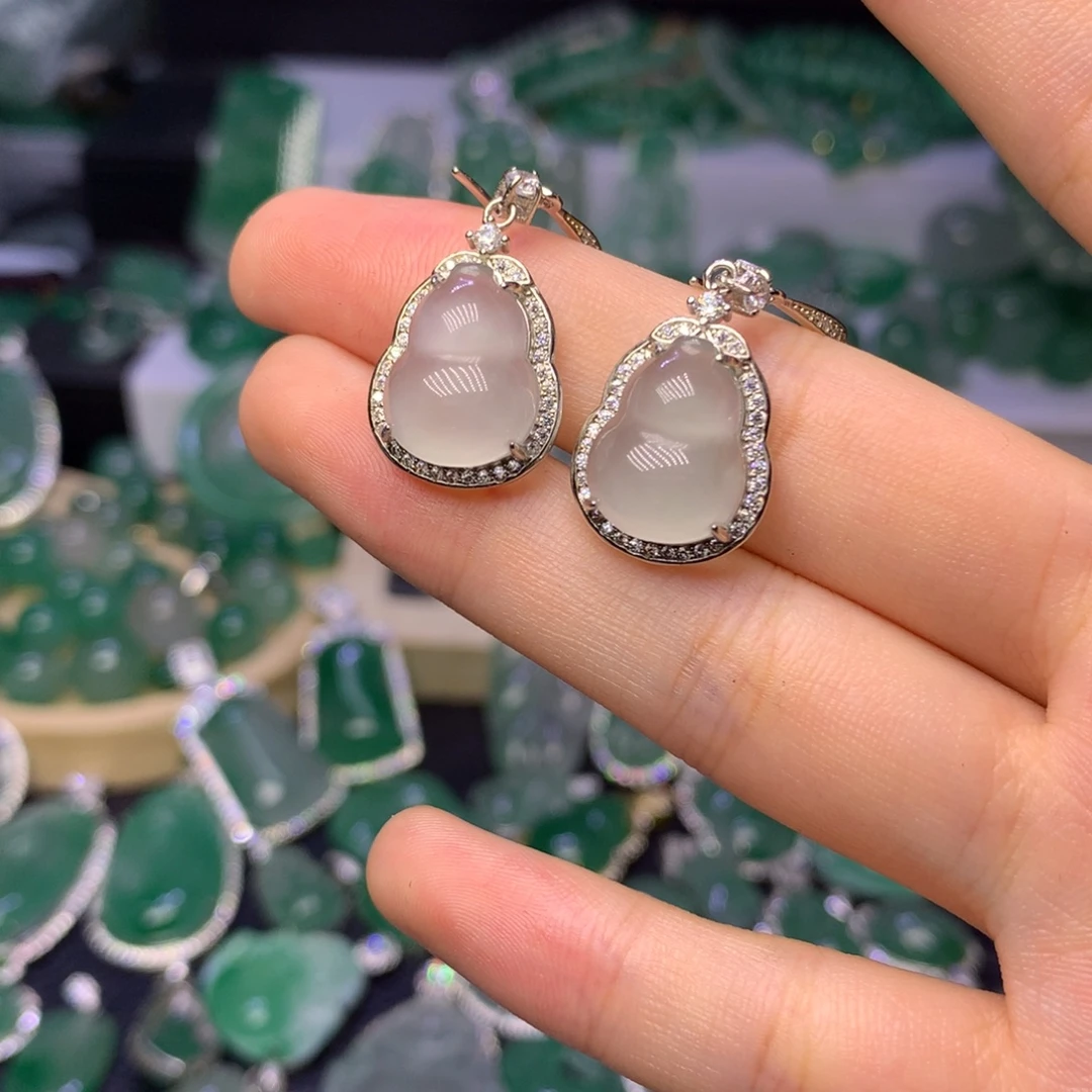 张***歌石英质玉（非洲翠）未镶嵌颈饰