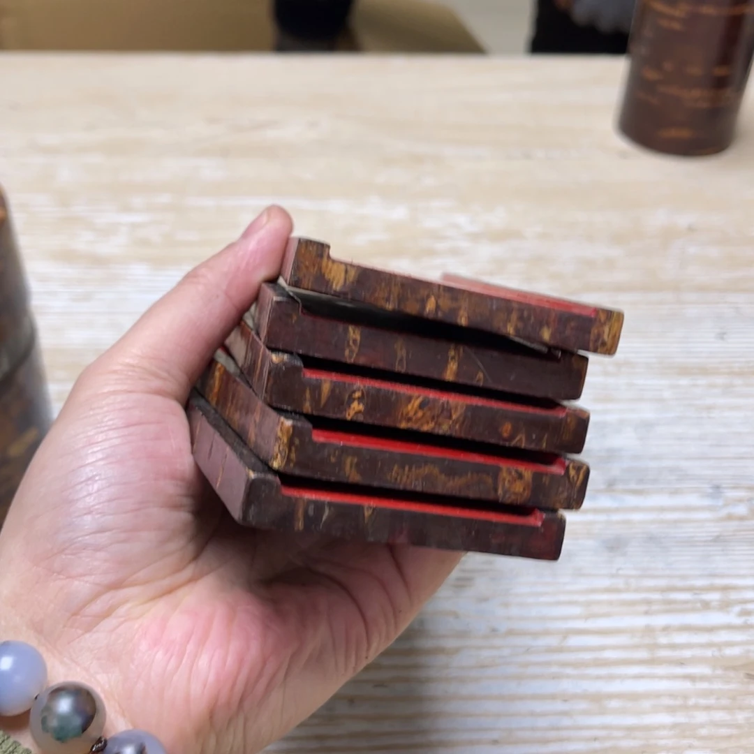 瓷片王*兔密密麻麻地排列着一