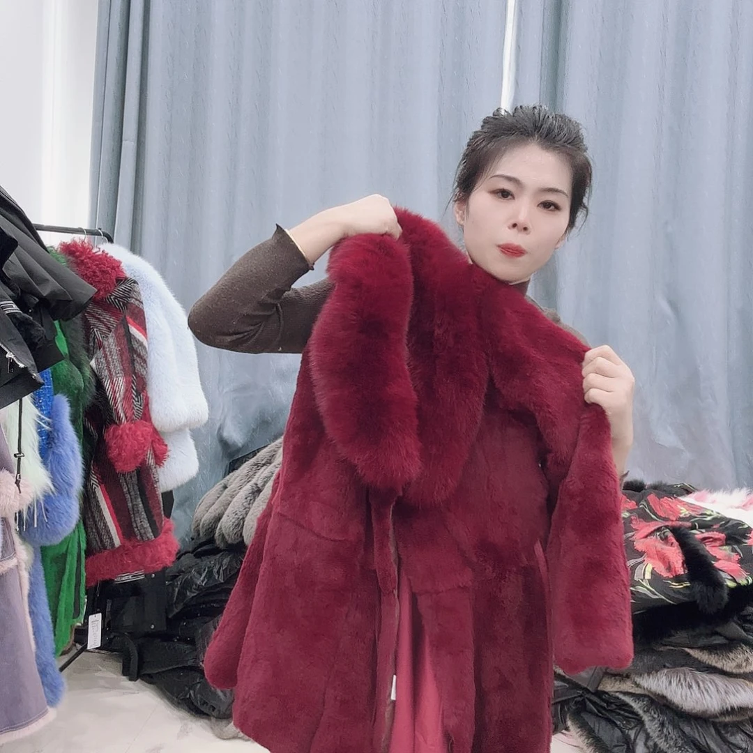 皮草搭配黑色西装