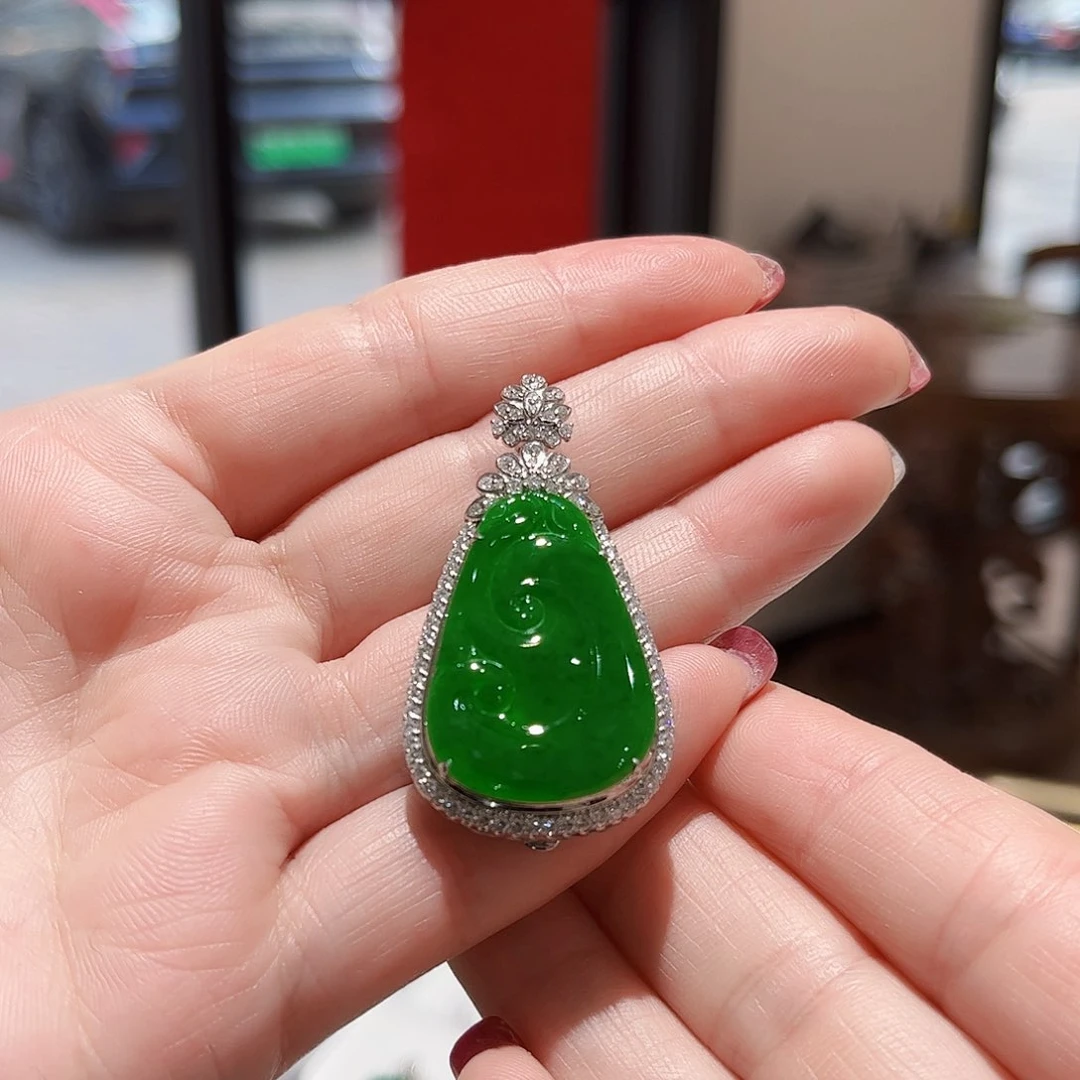 翡翠颈饰18K金镶嵌翡翠吊坠