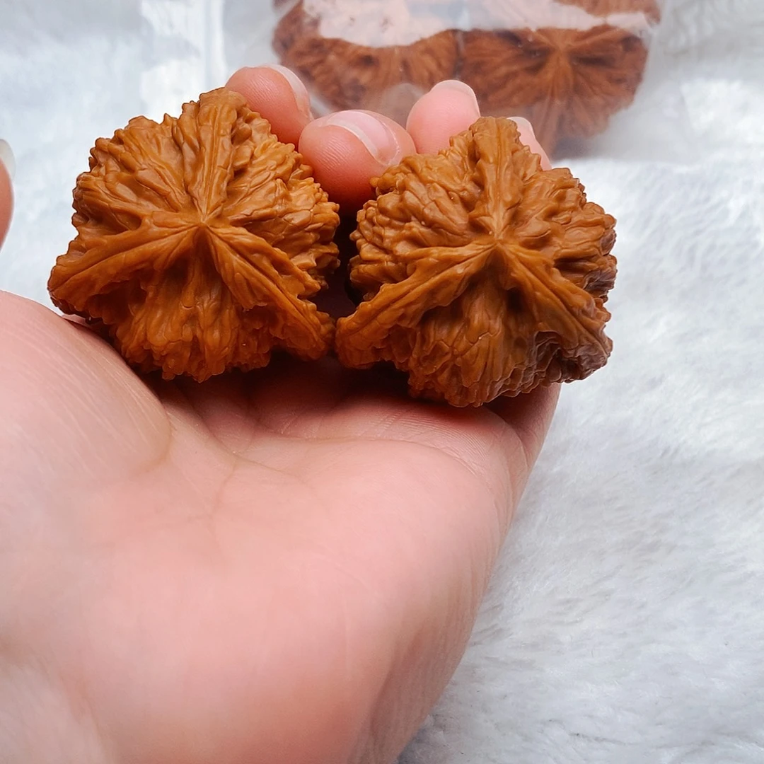 熊***理文玩核桃吊坠三棱