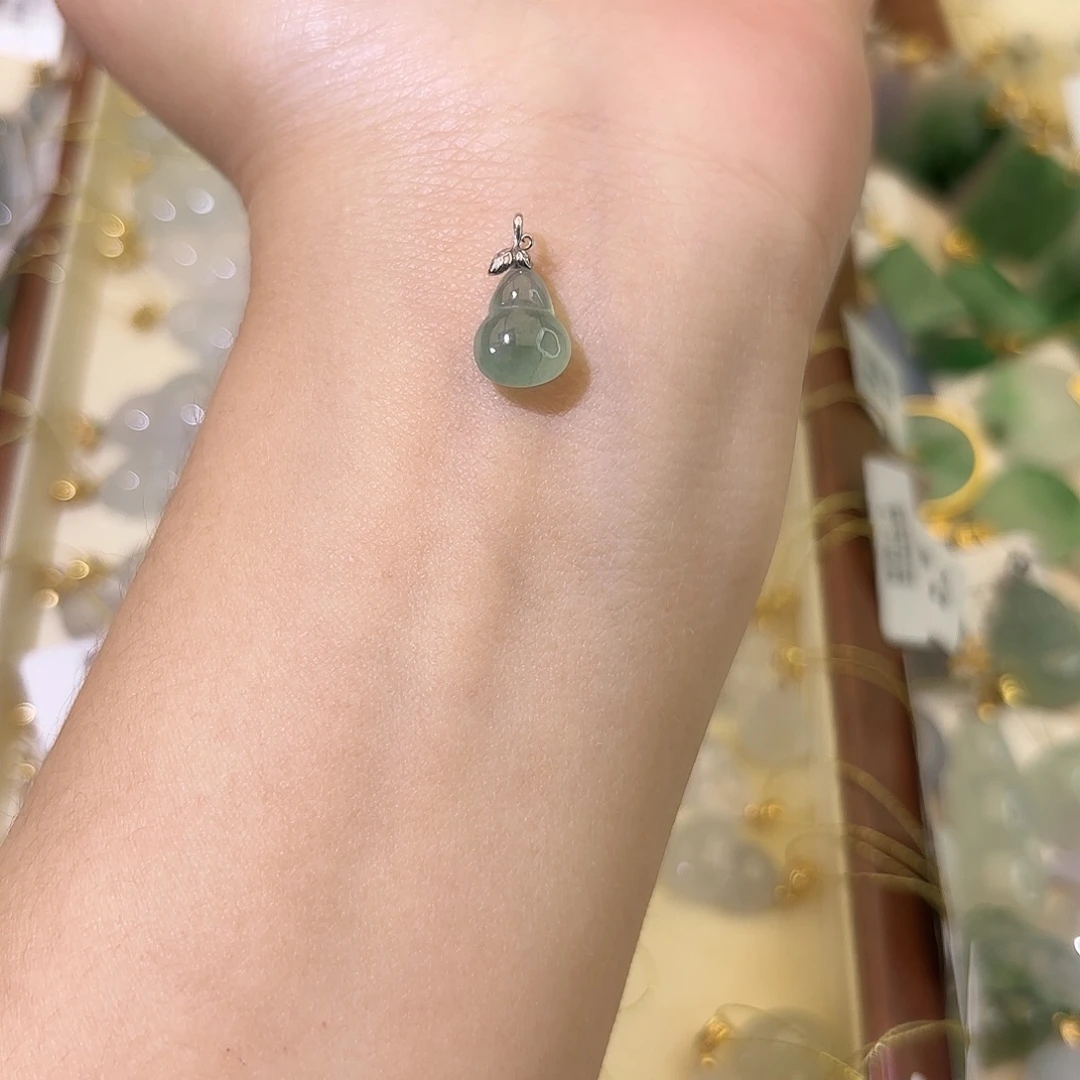 翡翠18K金镶嵌颈饰葫芦