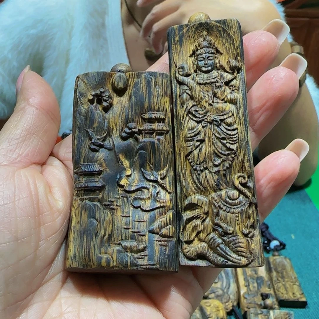 沉香吊坠l****儿海南白奇乌身老料雕刻2个带绳32.6克