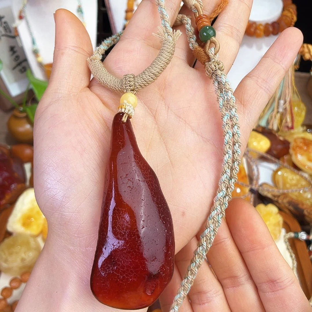 未镶嵌琥珀珠宝奇石。