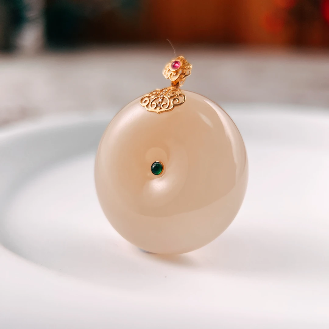 正宗新疆和田玉藕粉野牛沟18k金镶嵌平安扣30mm挂坠上等品质