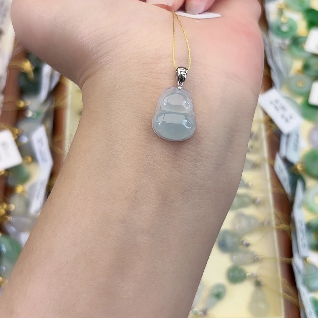 颈饰18K金镶嵌翡翠葫芦