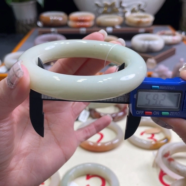 未镶嵌手镯石英质玉