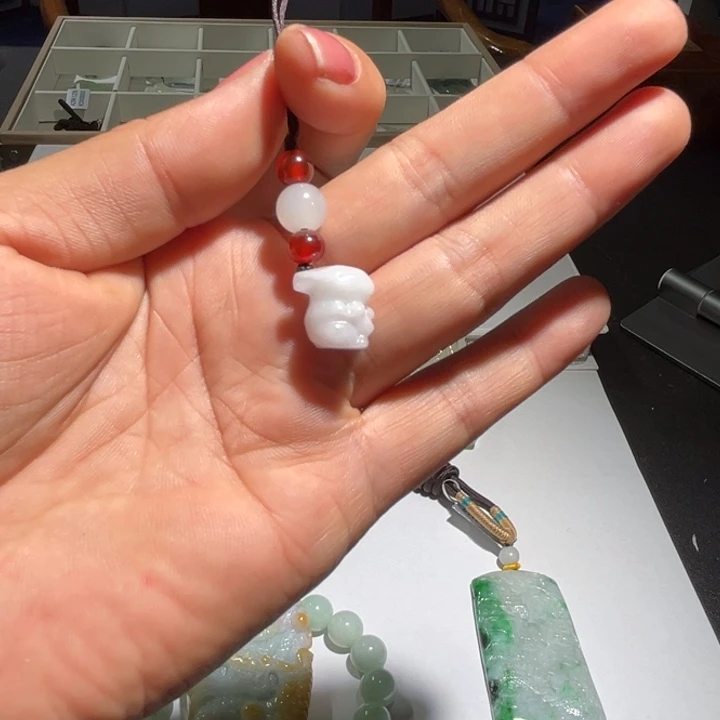 翡翠未镶嵌颈饰挂件