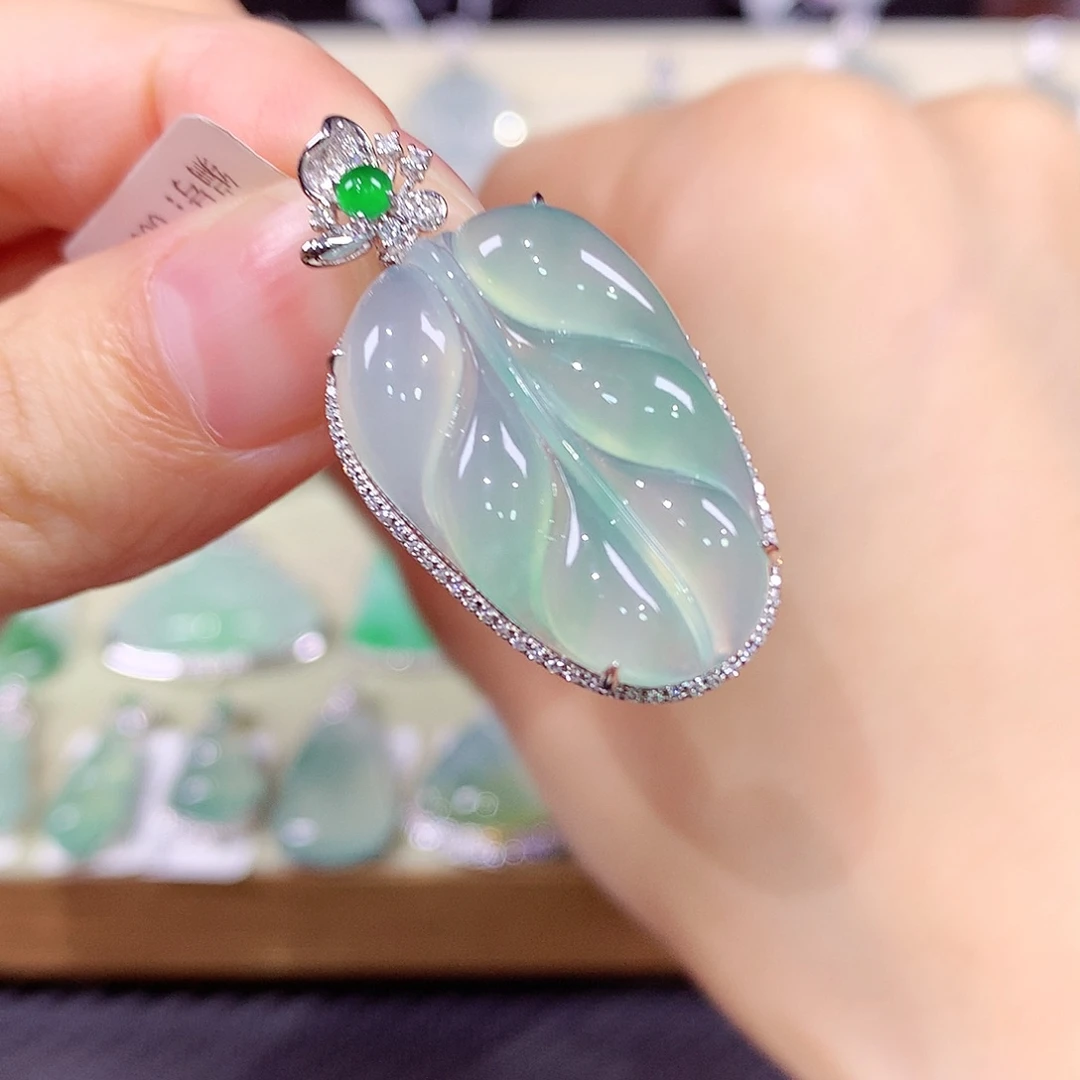 翡翠18K金镶嵌颈饰叶子